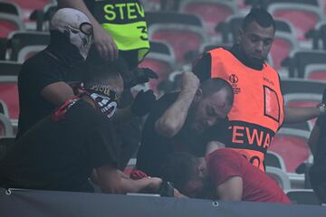 Brutal pelea entre los ultras del Niza y del Colonia en el partido de Conference League que ha dejado siete heridos, dos de ellos graves.  