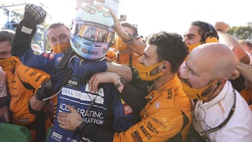 Monza (Italy), 12/09/2021.- Australian Formula One driver Daniel Ricciardo of McLaren F1 Team celebrates with teammates after winning the Formula One Grand Prix of Italy at the Autodromo Nazionale Monza race track in Monza, Italy, 12 September 2021. (F&oacute;rmula Uno, Italia) EFE/EPA/LARS BARON / POOL