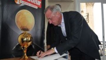 Johan Cruyff firma en un acto del Bal&oacute;n de Oro argelino celebrado hace unos d&iacute;as.