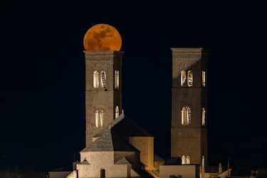 La 'Luna de Gusano' aparece sobre las torres de la Catedral de Molfetta, en Molfetta, Italia.