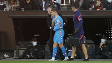 El doctor del Atl&eacute;tico, &Oacute;scar Celada, con Trippier, tras lesionarse, el pasado domingo en Mestalla. 