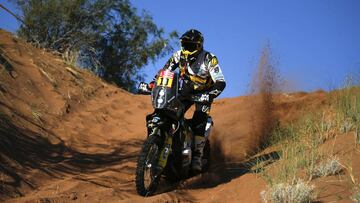 ARG102. POZUELO (ARGENTINA), 19/01/2018.- El chileno Pablo Quintanilla conduce su moto Husqvarna hoy, viernes 19 de enero de 2018, durante la etapa 13 del rally Dakar 2018, entre San Juan y Córdoba (Argentina). EFE/David Fernández