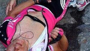 <b>GRAVE CAIDA.</b> Vinokourov sufrió en la Vuelta a Suiza una caída brutal, por lo que es baja segura para el Tour de Francia 2002.