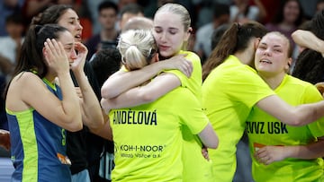 Las jugadoras del Praga celebran la victoria, al término de la final de la Euroliga de baloncesto que USK Praga y CBK Mersin han disputado este domingo en Zaragoza.