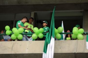 La afición del Deportivo Cali se encargó de la fiesta en la tribuna. El juego de ida de la final de la Liga Águila se pintó de verdiblanco.