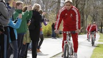 <b>PEDALADAS TRISTES. </b>Lahm y la mayoría de los jugadores del Bayern salieron a dar un paseo en bici por un parque muniqués.