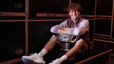 Jannik Sinner posa con el trofeo que le acredita como campeón del Open de Australia.