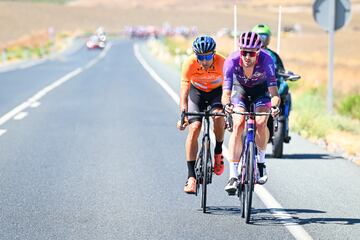 Ander Okamika y Luis Ángel Maté avanzan durante la escapada del día, en la 16ª etapa de La Vuelta, entre Sanlúcar de Barrameda y Tomares.