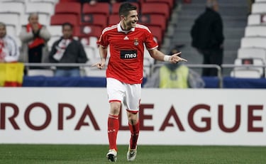 Debutó, con sólo 17 años, en una eliminatoria de Copa contra el Leganés en la 2004-2005. Repitió contra el Tenerife y luego jugó tres partidos de Liga. Fue, hasta Odegaard, el debutante más joven del Real Madrid desde la irrupción de Raúl y Rivera (ambos en la temporada 1994-1995). Tras alternar con el Castilla y el primer equipo y jugar una campaña en Osasuna, volvió al Madrid en la 2008-09 para jugar 28 partidos (32 en total en el equipo blanco). Al final de ese curso, se fue al Benfica por 7 millones de euros. Después ha jugado en el Manchester City, el Zenit y el Betis. En 2020 firmó por el Boavista de Portugal, equipo donde colgó las botas en 2022.