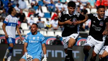 Futbol, Universidad Catolica vs Colo Colo.
Fecha 11, campeonato Nacional 2022.
El jugador de Colo Colo Alexander Oroz, centro, celebra su gol contra Universidad Catolica durante el partido de primera division disputado en el estadio San Carlos de Apoquindo de Santiago de Chile.
24/04/2022
Andres Pina/Photosport

Football, Universidad Catolica vs Colo Colo.
11th turn, 2022 National Championship.
Colo Colo's player Alexander Oroz, center, celebrates after scoring against Universidad Catolica during the first division match held at the San Carlos de Apoquindo stadium in Santiago, Chile.
24/04/2022
Andres Pina/Photosport