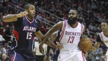 James Harden trata de superar Al Horford.