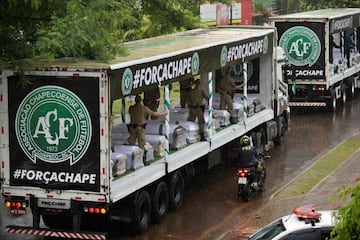 Camiones que transportan los féretros de las víctimas del trágico accidente en Colombia.