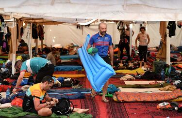 Los participantes descansan en el campamento después del final de la Etapa 3 de la 13ª edición de Titan Desert 2018 entre Alnif y Rissani, en el centro de Marruecos