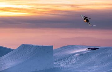 Sesión de saltos al atardecer en el Snowpark Sulayr, en Sierra Nevada, durante el Día de Andalucía 2019.