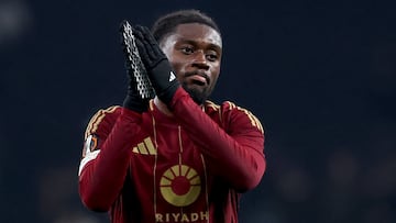 London (United Kingdom), 28/11/2024.- Roma player Manu Kone applauds fans after the UEFA Europa League match between Tottenham Hotspur and AS Roma in London, Great Britain, 28 November 2024. (Gran Bretaña, Reino Unido, Londres) EFE/EPA/NEIL HALL
