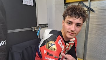 Guevara luce en su mono detalles del título de Moto3 ya conseguido.