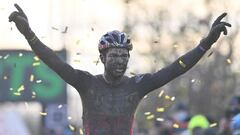 El ciclista neerlandes Wout Van Aert celebra una victoria tras una carrera de ciclocross.