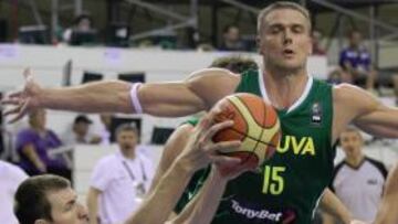 <b>POR LOS SUELOS. </b>Fran Vázquez cae a la pista en su lucha por el balón ante Robertas Javtokas.