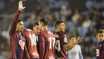 Una barrera del Eibar ante el Celta