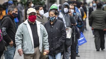 People wait in line to enter a store before its re-opening in downtown Lima on July 1, 2020. - Peru began a gradual process of deconfinement on Wednesday to reactivate its semi-paralyzed economy, and the streets of Lima were once again filled with vehicles and people, after three and a half months of mandatory national quarantine due to the COVID-19 coronavirus pandemic. (Photo by ERNESTO BENAVIDES / AFP)