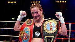 La boxeadora alemana Alesia Graf posa con los cinturones de campeona tras ganar a la brasileña Rosillette dos Santos.