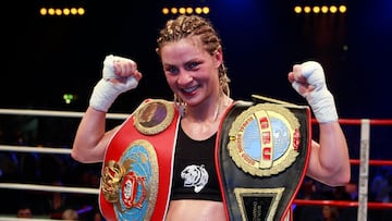 La boxeadora alemana Alesia Graf posa con los cinturones de campeona tras ganar a la brasileña Rosillette dos Santos.