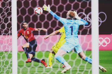 Remate de Carlos Soler. 