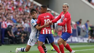 Real Sociedad's Japanese forward #14 Takefusa Kubo vies with Atletico Madrid's Brazilian forward #12 Samuel Lino and Atletico Madrid's French forward #07 Antoine Griezmann during the Spanish league football match between Club Atletico de Madrid and Real Sociedad at the Wanda Metropolitano stadium in Madrid on October 8, 2023. (Photo by Pierre-Philippe MARCOU / AFP)