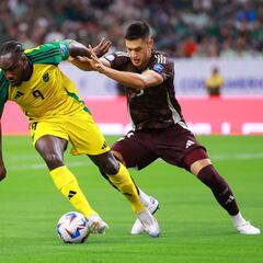 César Montes se transforma con México