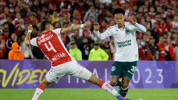 AMDEP5533. BOGOTÁ (COLOMBIA), 28/06/2023.- David Ramírez (i) de Santa Fe disputa el balón con Matheusinho de Goias hoy, en un partido de fase de grupos de la Copa Sudamericana entre Independiente Santa Fe y Goias en el estadio Nemesio Camacho El Campín en Bogotá (Colombia). EFE/ Mauricio Dueñas Castañeda
