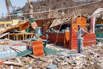 Un hombre junto a un negocio destruido por el huracán Beryl en Clifton, Union Island, San Vicente y las Granadinas.