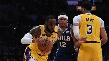 LeBron James y Anthony Davis, durante el partido de la NBA que ha enfrentado a Los &Aacute;ngeles Lakers y a los Philadelphia Sixers