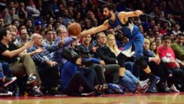 Ricky Rubio intenta salvar un balón.