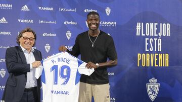 Makhtar Gueye posa con su nueva camiseta en su presentación en La Romareda junto a Raúl Sanllehí.