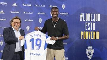 Makhtar Gueye posa con su nueva camiseta en su presentación en La Romareda junto a Raúl Sanllehí.