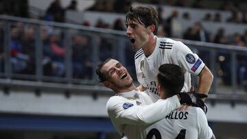 FIS46. PILSEN (REPÚBLICA CHECA), 07/11/2018.- El jugador Gareth Bale (i) de Real Madrid celebra la anotación de un gol hoy, miércoles 7 de noviembre de 2018, durante el partido del grupo G de la Liga de Campeones entre Real Madrid y V