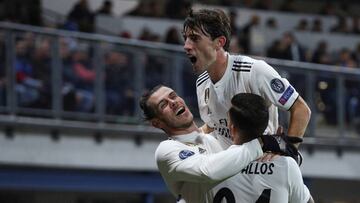 FIS46. PILSEN (REP&Uacute;BLICA CHECA), 07/11/2018.- El jugador Gareth Bale (i) de Real Madrid celebra la anotaci&oacute;n de un gol hoy, mi&eacute;rcoles 7 de noviembre de 2018, durante el partido del grupo G de la Liga de Campeones entre Real Madrid y V