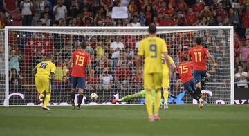 1-0. Sergio Ramos marcó el primer gol de penalti.