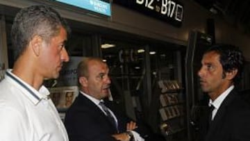 <b>CORDIALIDAD. </b>Gil Marín y Alonso charlan con Quique.