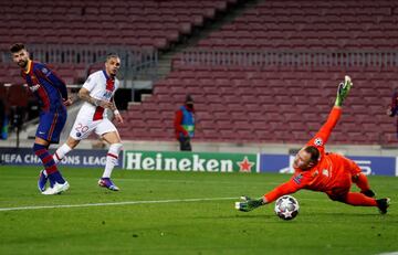 Marc-Andr¨¦ ter Stegen y Layvin Kurzawa.