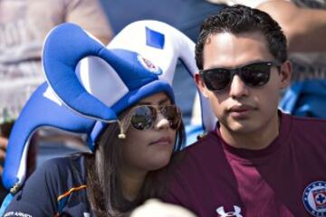 Así se vivió el partido entre cementeros y felinos. Checa las mejores imágenes de los aficionados de ambos equipos