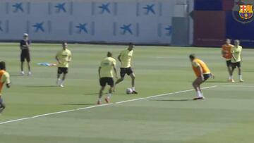 Cosas que ni por asomo creerías ver en el fútbol: Busquets rompiendo a Piqué en velocidad...