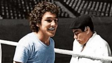 Mando poniéndose los guantes