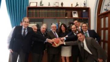 José Luis Mendoza y Donna Orender, en el centro,