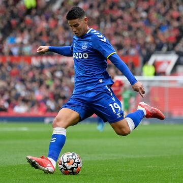 Es la situación más complicada. Rafa Benítez, DT del Everton, le habría dicho a James Rodríguez que no contaría con él esta temporada. El volante estaría buscando club, sin embargo, destacó que no se quiere apresurar y que suceda algo similar a su fichaje con los Toffees, donde llegó por Carlo Ancelotti.
El Milan sería uno de los clubes que habrían ofrecido al colombiano, pero las diálogos se habrían enfriado en las últimas semanas.
