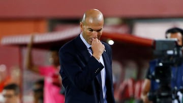 Soccer Football - La Liga Santander - RCD Mallorca v Real Madrid - Iberostar Stadium, Palma, Spain - October 19, 2019   Real Madrid coach Zinedine Zidane reacts         REUTERS/Javier Barbancho