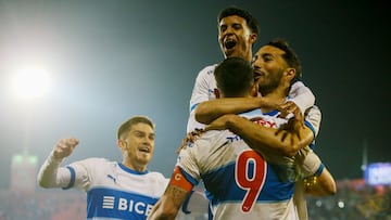 Futbol, Universidad Catolica vs Union La Calera.
Fecha 16, Campeonato Nacional 2024.
El jugador de Universidad Catolica Fernando Zampedri, centro, celebra su gol contra Union La Calera durante el partido de primera division disputado en el estadio Santa Laura en Santiago, Chile.
20/07/2024
Jonnathan Oyarzun/Photosport
Football, Universidad Catolica vs Union La Calera.
16th turn, 2024 National Championship.
Universidad Catolica's player Fernando Zampedri, center, celebrates his goal against Union La Calera during the first division match held at the Santa Laura stadium in Santiago, Chile.
20/07/2024
Jonnathan Oyarzun/Photosport