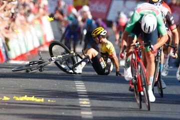 Mads Pedersen esprinta hacia la victoria en Tomares, en la 16ª etapa de La Vuelta, con Primoz Roglic accidentado al fondo.