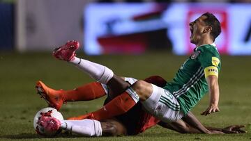 Guardado recibe una falta.