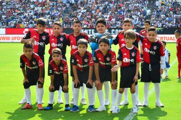 Los niños protagonizaron los protocolos de la jornada 16